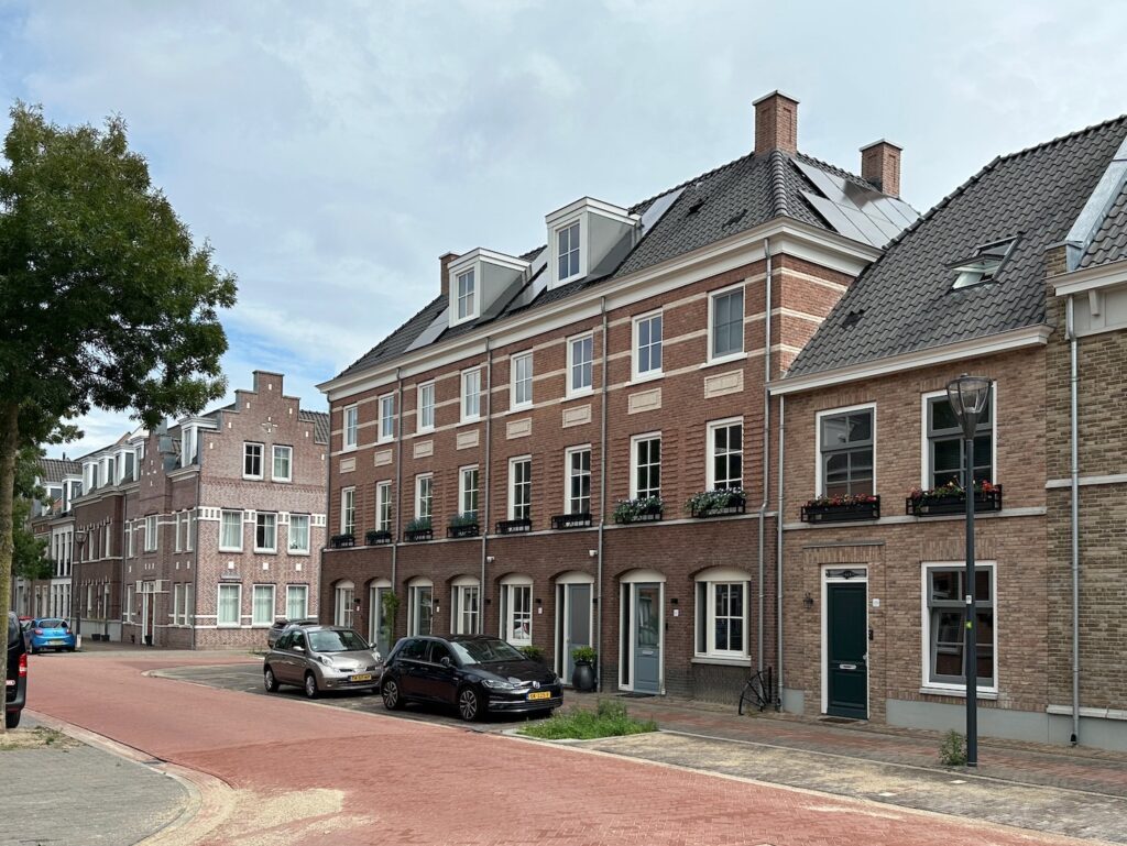 Samen met Omni Architecten en Pauwert maakten we het ontwerp voor Veste 24,  een bouwblok in het centrum van Brandevoort. Aan de Statenlaan, Vaartsestraat, Langdonkstraat en Huiskenstraat worden 35 woningen en 28 appartementen gerealiseerd in ...