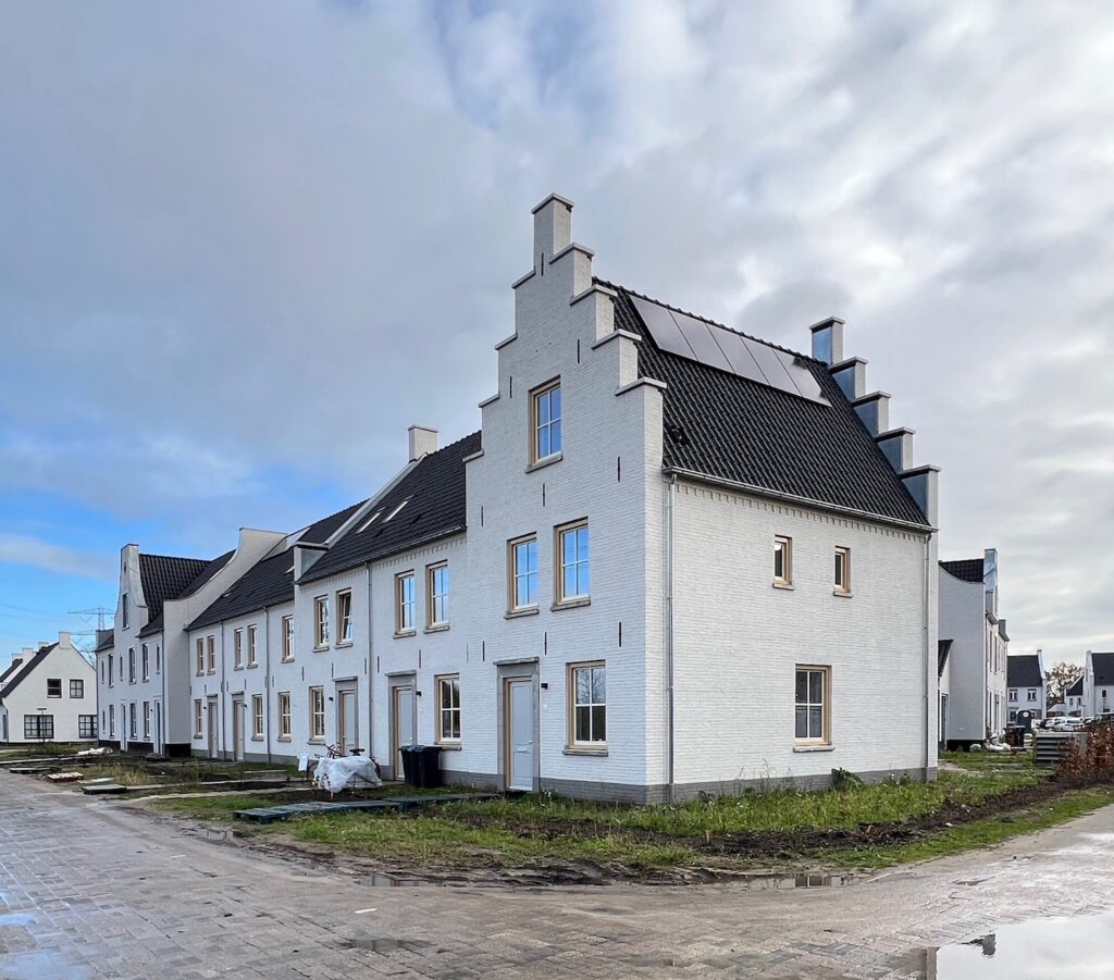 In Brandevoort wordt de laatste buitenwijk de komende jaren voltooid. Hazenwinkel wordt een wit geschilderde en groene buitenwijk. De huizen hebben ruime voortuinen en de straatprofielen worden aangelegd met ruimte voor grote bomen. Het Brabants ...
