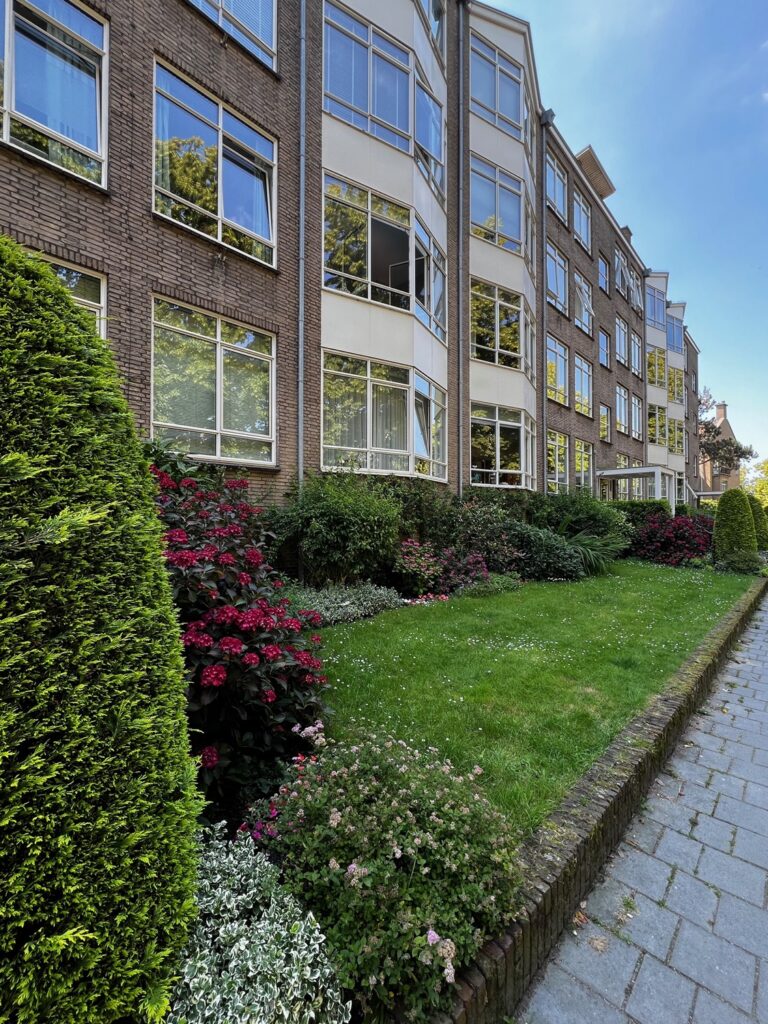 De verduurzaming en isolatie van een fraai flatgebouw uit de wederopbouwperiode vraagt behendig laveren tussen architectuur, complex-eigen bouwgebreken, kosten en wooncomfort.