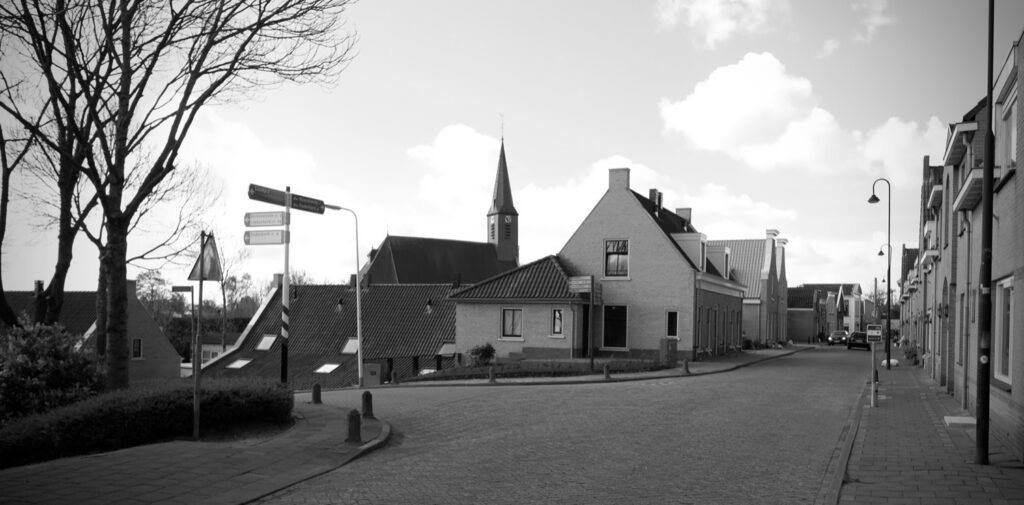 Dit centrumplan is onderdeel van de 5 bouwplannen die op initiatief van de Woningstichting Gouderak zijn gerealiseerd. De locatie naast de fraaie kerk ligt aan de Dorpsstraat: de dijk langs de Hollandse IJssel waar het lintdorp aan ligt.