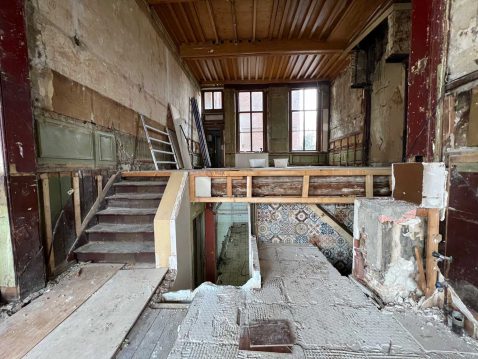 bij het strippen kwamen veel oorspronkelijke afwerkingen te voorschijn