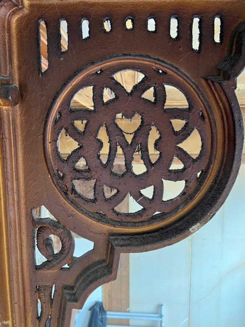 M voor Mialaret, de architect van de verbouwing in 1884