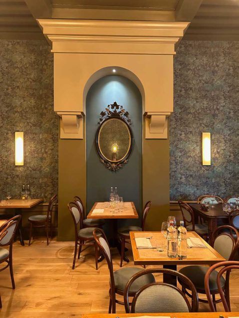 kachelnis in 17e eeuwse kamer