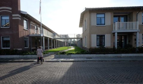 doorkijkje het erf op